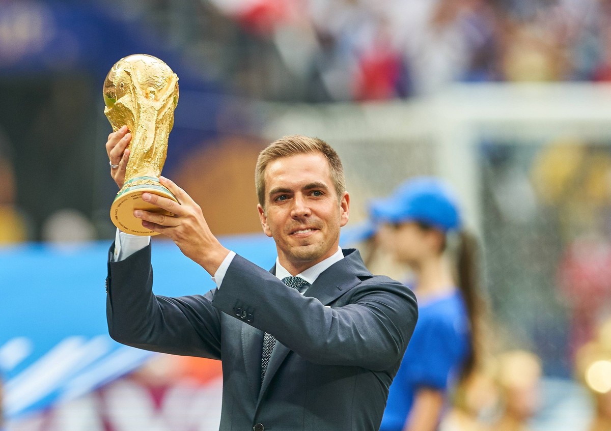 Sport Bilder des Tages France - Croatia, Soccer, Moscow, July 15, 2018 World Cup winner 2014 captain Philipp LAHM, Germany with the Official FIFA World Cup WM Weltmeisterschaft Fussball Original Troph ...
