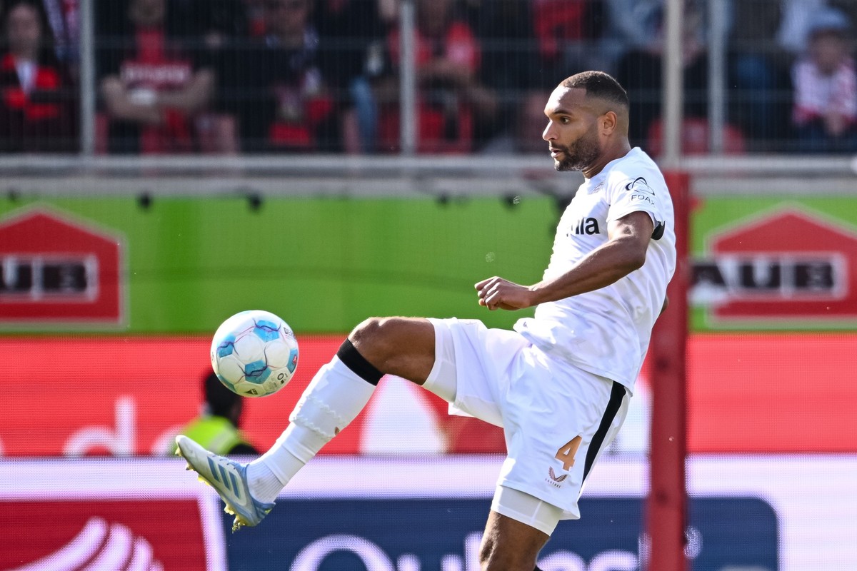 ARCHIV - 05.04.2025, Baden-Württemberg, Heidenheim: Fußball: Bundesliga, 1. FC Heidenheim - Bayer Leverkusen, 28. Spieltag, Voith-Arena. Leverkusens Jonathan Tah in Aktion. (zu dpa: «Abwehr-Routinier  ...