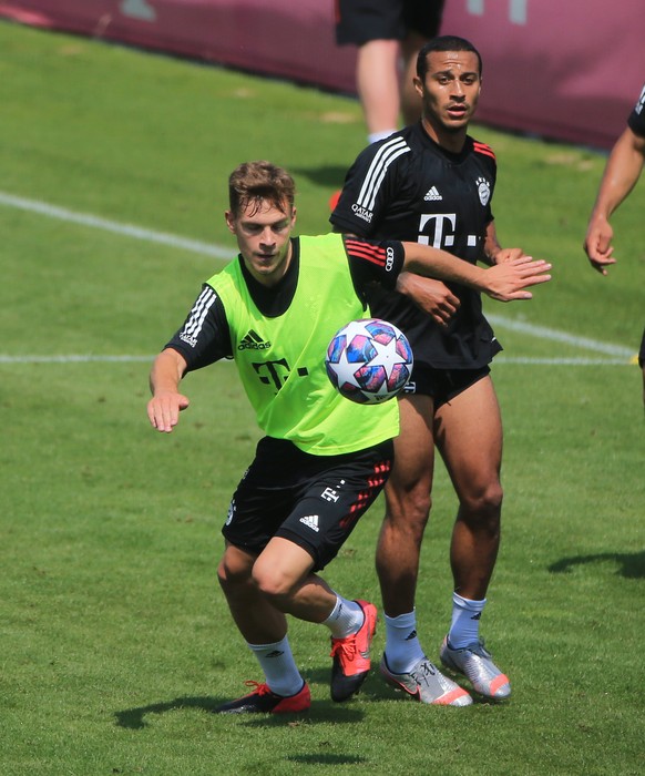 20200723, FC Bayern Training, Saebenerstrasse Muenchen, Fussball, im Bild: Joshua Kimmich FCB vs Thiago FCB *** 20200723, FC Bayern Training, Saebenerstrasse Munich, Germany, football, sports, in the  ...