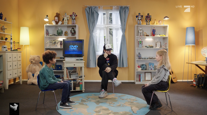Yung Hurn zeigt im Interview "Kinder fragen Rapper" mit Romeo und Pauline bei "Late Night Berlin", wo ihr ein Tattoo stehen würde.