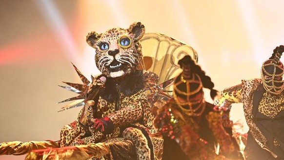 Der Leopard singt bei &quot;The Masked Singer&quot; immer im Sitzen. Über den möglichen Grund dafür wird lebhaft spekuliert.