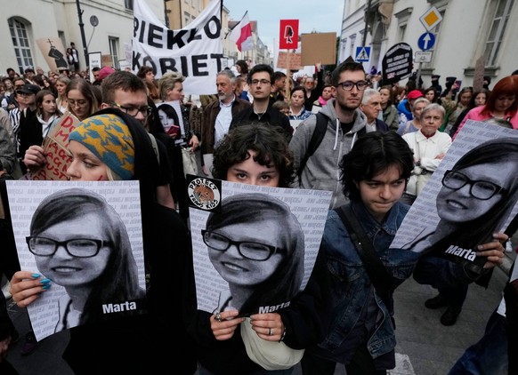 14.06.2023, Polen, Warschau: Menschen protestieren gegen Polens strenges Abtreibungsgesetz. Nach dem Tod einer Schwangeren bei einer Krankenhausbehandlung in Polen sind tausende Menschen im ganzen Lan ...