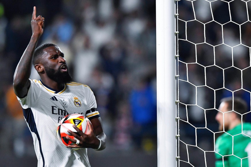 10.01.2024, Saudi-Arabien, Riyadh: Fußball: Supercup, Spanien, Real Madrid - Atleico Madrid, Halbfinale im Al Awal Park Stadium: Antonio Rüdiger von Real Madrid feiert den ersten Treffer seiner Mannsc ...