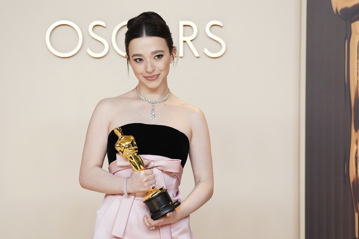 Mikey Madison, winner of the award for best performance by an actress in a leading role for &quot;Anora,&quot; poses in the press room at the Oscars on Sunday, March 2, 2025, at the Dolby Theatre in L ...