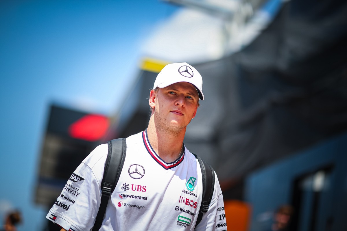 ARCHIV - 18.07.2024, Ungarn, Mogyorod: Mick Schumacher aus Deutschland, Alpine WEC Fahrer, Mercedes AMG Testfahrer, ehemaliger Fahrer im Haas F1 Team, geht vor dem Großen Preis von Ungarn über das Gel ...