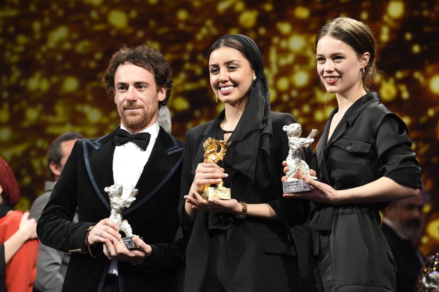 2020 Bilder des Jahres, Entertainment 02 Februar Entertainment Bilder des Tages Award Winners Elio Germano, Baran Rasoulof and Paula Beer pose at the closing ceremony during the 70th Berlin Internatio ...