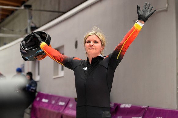 Sandra KIRIASIS (GER-1), im Ziel, Aktion, Einzelbild, angeschnittenes Einzelmotiv, Halbfigur, halbe Figur, Gestik, winkt zu den Zuschauern, Verabschiedung, Bob der Frauen, Damen, Women, Bobsleigh 19.0 ...