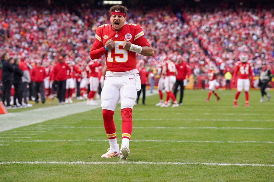 NFL, American Football Herren, USA Buffalo Bills at Kansas City Chiefs Dec 10, 2023 Kansas City, Missouri, USA Kansas City Chiefs quarterback Patrick Mahomes 15 celebrates toward fans against the Buff ...