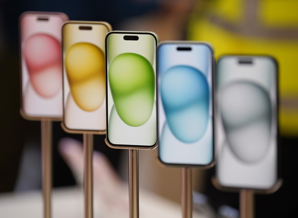 ARCHIV - 22.09.2023, Gro�britannien, London: Das neue Apple iPhone 15 wird im Flagship-Store des Technologiekonzerns in der Regent Street ausgestellt. (zu dpa &quot;Marktforscher: Apple 2023 erstmals  ...