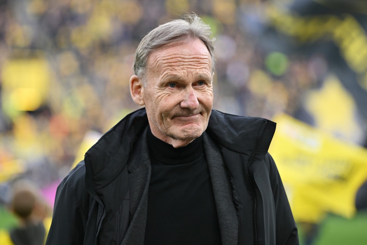 ARCHIV - 17.03.2024, Nordrhein-Westfalen, Dortmund: Fußball: Bundesliga, Borussia Dortmund - Eintracht Frankfurt, 26. Spieltag, Signal Iduna Park. Hans-Joachim Watzke kommt vor Spielbeginn in das Stad ...