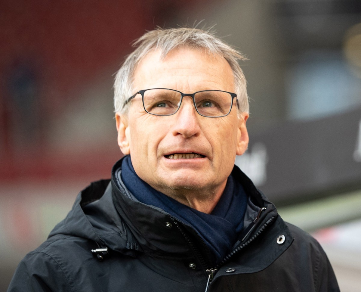 ARCHIV - 19.01.2019, Baden-W�rttemberg, Stuttgart: Bundesliga, VfB Stuttgart - FSV Mainz 05, 18. Spieltag in der Mercedes-Benz Arena. Michael Reschke, damals Sportvorstand des VfB Stuttgart, geht durc ...