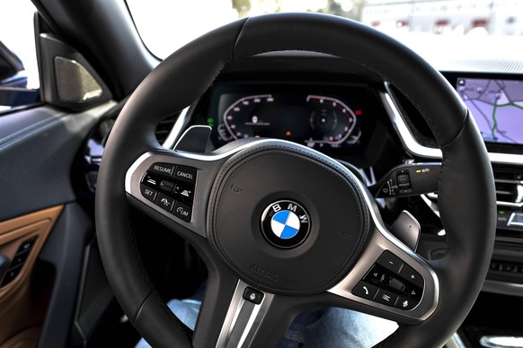 Das Lenkrad und Display eines BMW Z4, der von den Lieferengpässen betroffen ist.