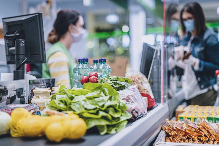 Kaprun THEMENBILD - eine Frau traegt eine Schutzmaske und Handschuhe bei ihrem Einkauf in einem Supermarkt waehrend der Coronavirus Pandemie, aufgenommen am 04. April 2020, Oesterreich // a woman wear ...