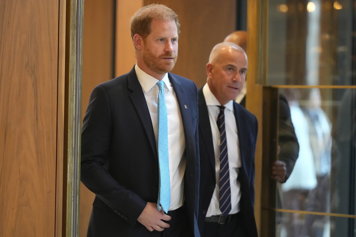 30.09.2024, Großbritannien, London: Der britische Prinz Harry (l) kommt zur Preisverleihung der Wohltätigkeitsorganisiation WellChild an. Bei der Veranstaltung werden inspirierende junge Menschen geeh ...