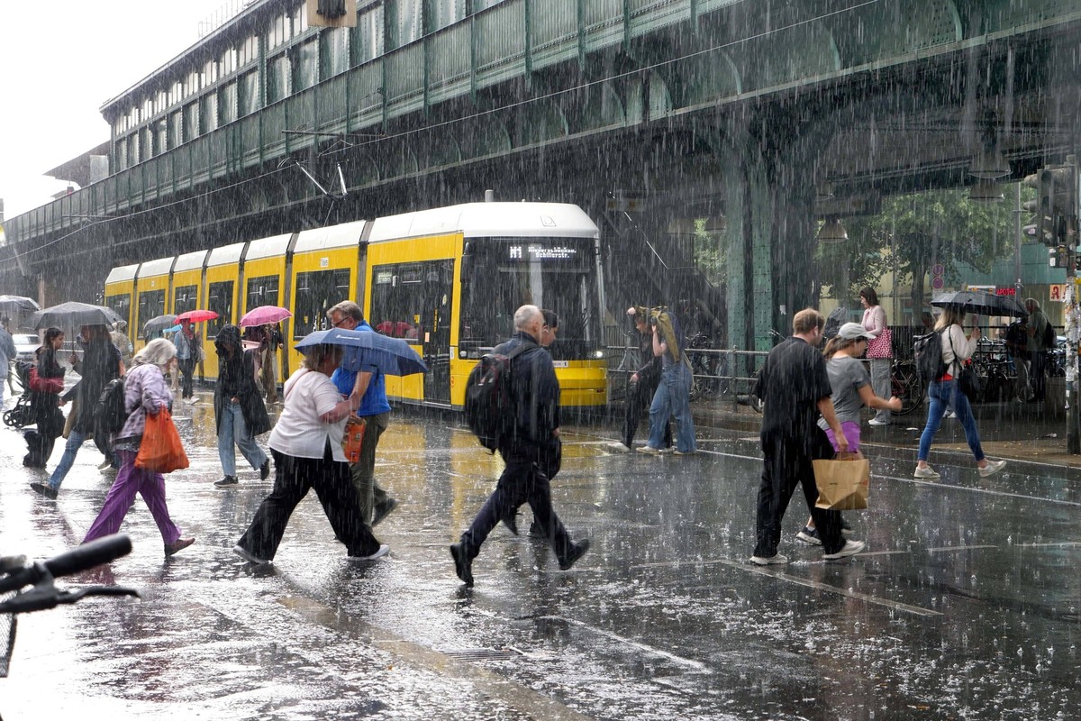 10.07.2025, Berlin - Deutschland. Kräftiger Regen. *** 10 07 2025, Berlin Germany Heavy rain