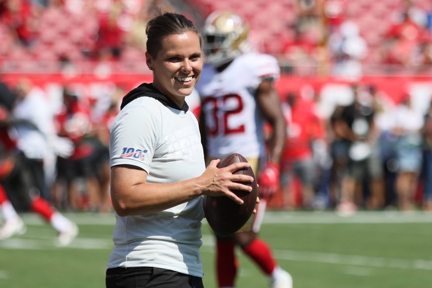 Bei der Arbeit! Katie Sowers mit ihren 49ers zu Gast bei den Tampa Bay Buccaneers in Florida.