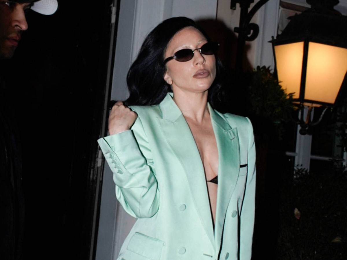 Lady Gaga rockt eine neue Haarfarbe auf einem Tour-Stopp in Paris.