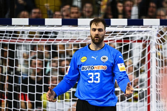 20.01.2024, Nordrhein-Westfalen, K�ln: Handball: EM, Deutschland - �sterreich, Hauptrunde, Gruppe 1, 2. Spieltag, Lanxess Arena. Deutschlands Torwart Andreas Wolff reagiert. Foto: Tom Weller/dpa +++ d ...