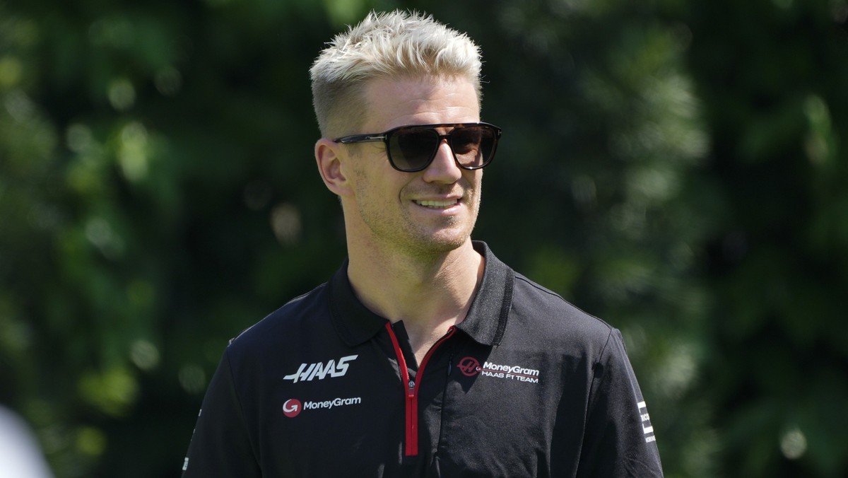 15.09.2023, Singapur: Motorsport: Formel-1-Weltmeisterschaft, Grand Prix von Singapur,1. Freies Training: Nico Hülkenberg aus Deutschland von Team Haas trifft an der Rennstrecke ein. Der Großen Preis ...