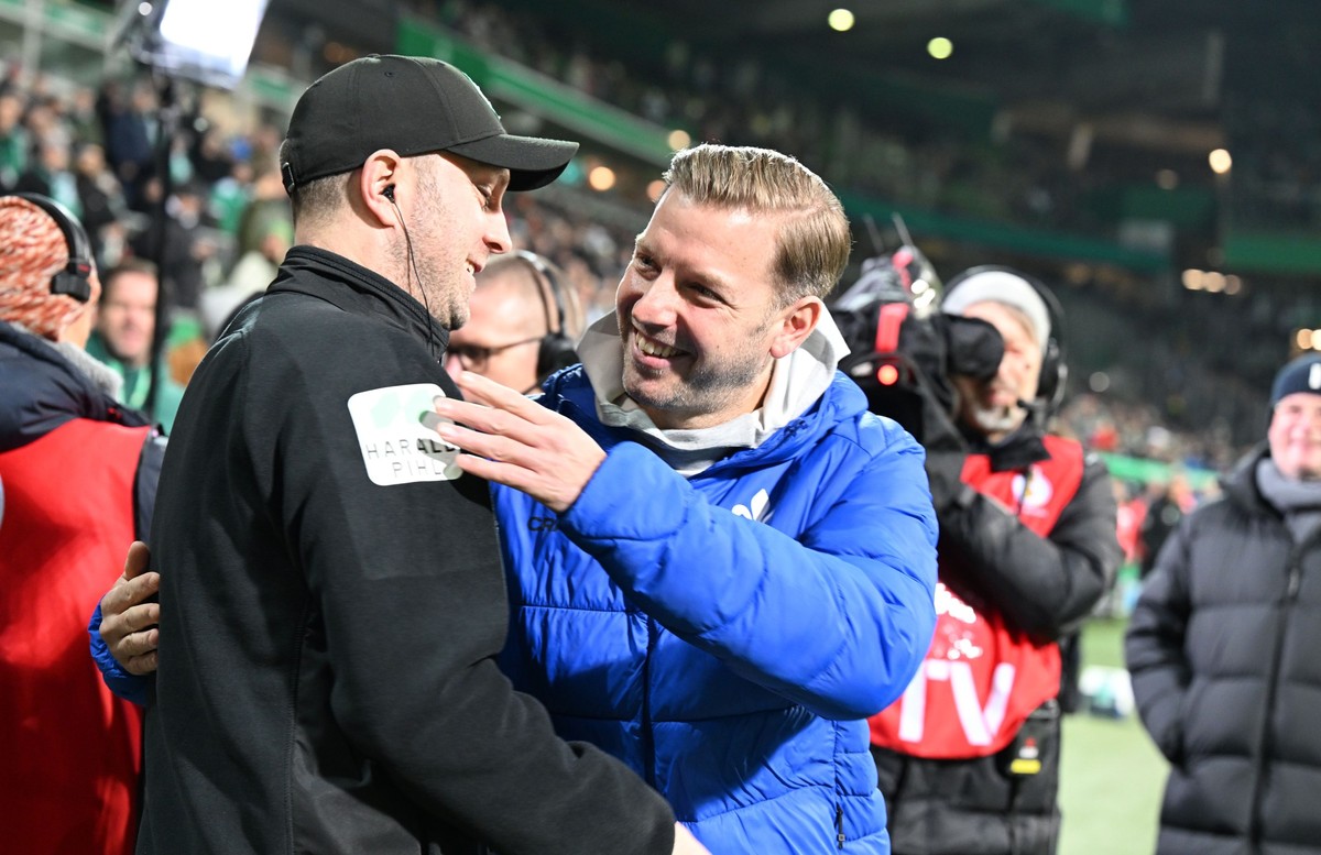 03.12.2024, Bremen: Fußball: DFB-Pokal, Werder Bremen - Darmstadt 98, Achtelfinale, Weserstadion. Darmstadts Trainer Florian Kohfeldt begrüßt Werder Trainer Ole Werner (l). Foto: Carmen Jaspersen/dpa  ...