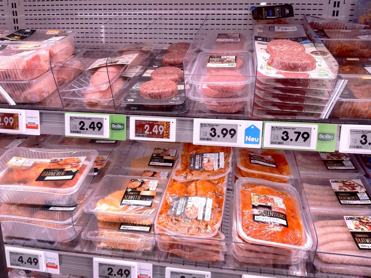 Netto-Einkauf zu Zeiten von Inflation. Netto-Einkauf in einem Supermarkt oder Discounter *** Net shopping in times of inflation Net shopping in a supermarket or discount store