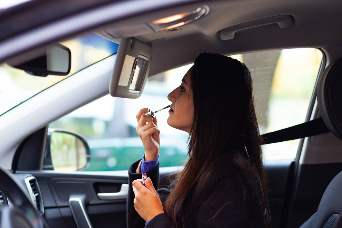 frau,auto,makeup,schminken,autospiegel,frauen,weiblich,autos,fahrzeug,fahrzeuge,kosmetik,make up,make-up,schminke,spiegel *** woman,car,makeup,driving mirror,female,ladies,lady,women,cars,makeups,driv ...
