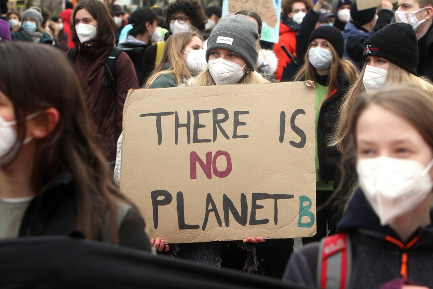 Fridays-for-Future-Anhänger demonstrieren in Frankfurt.