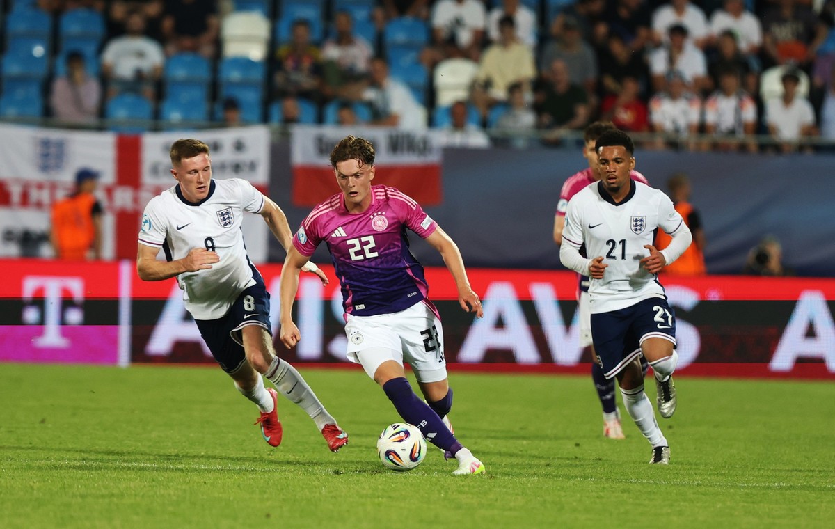 18.06.2025, Slowakei, Nitra: Fu�ball, U21 M�nner: EM, England - Deutschland, Vorrunde, Gruppe B, Spieltag 3, Stadion pod Zoborom, Deutschlands Paul Wanner spielt den Ball. Foto: Branislav Racko/dpa ++ ...