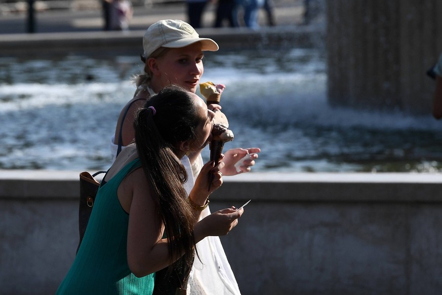 Db Milano 19/06/2022 - caldo e afa in citta / foto Daniele Buffa/Image nella foto: caldo e afa in citta *** Db Milan 19 06 2022 hot and muggy in the city photo Daniele Buffa Image in the photo hot and ...