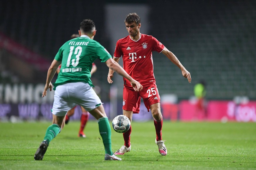 SV Werder Bremen - FC Bayern Muenchen, 16.06.2020 Zweikampf, Duell zwischen Milos Veljkovic Werder Bremen und Thomas Mueller Bayern Muenchen. Fussball: 1. Bundesliga: Saison 19/20: 32. Spieltag: SV We ...