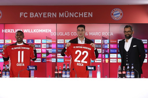 Fußball 1. Bundesliga Vorstellung von Marc Roca und Douglas Costa beim FC Bayern München am 13.10.2020 auf dem Trainingsgelände an der Säbener Straße in München Douglas Costa ( München ), links - Marc ...