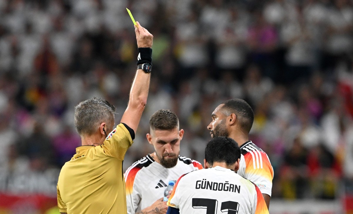 23.06.2024, Hessen, Frankfurt/M.: Fu�ball: EM, Schweiz - Deutschland, UEFA Euro 2024, Vorrunde, Gruppe A, Spieltag 3, Frankfurt Arena, Schiedsrichter Daniele Orsato zeigt Deutschlands Jonathan Tah (r) ...