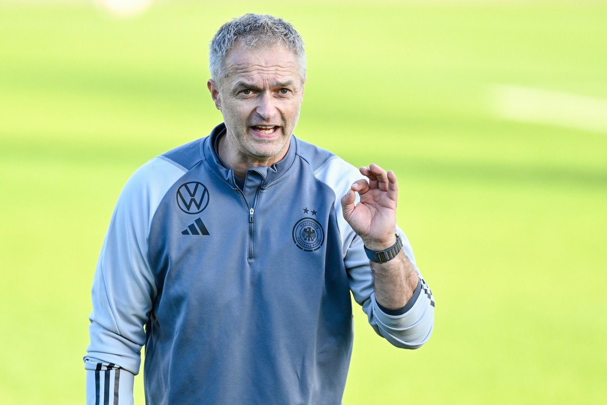21.10.2024, Hessen, Frankfurt/Main: Fußball: Frauen, Nationalteam, öffentliches Training des DFB-Teams, Stadion am Brentanobad. Bundestrainer Christian Wück gibt Anweisungen. Foto: Uwe Anspach/dpa +++ ...