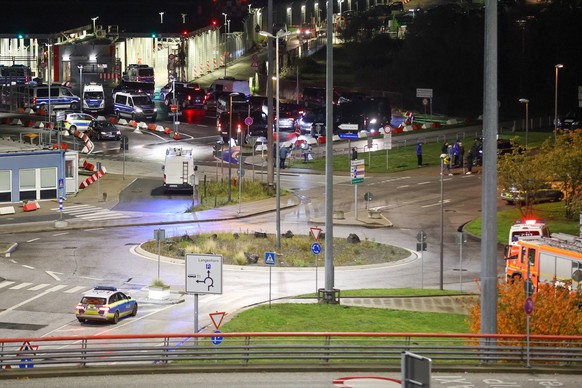 04.11.2023, Hamburg: Einsatzkräfte sperren während eines Einsatzes den Zugang zum Hamburger Flughafen. Ein bewaffneter Geiselnehmer ist am Samstagabend mit seinem Auto auf das Vorfeld des Hamburger Fl ...