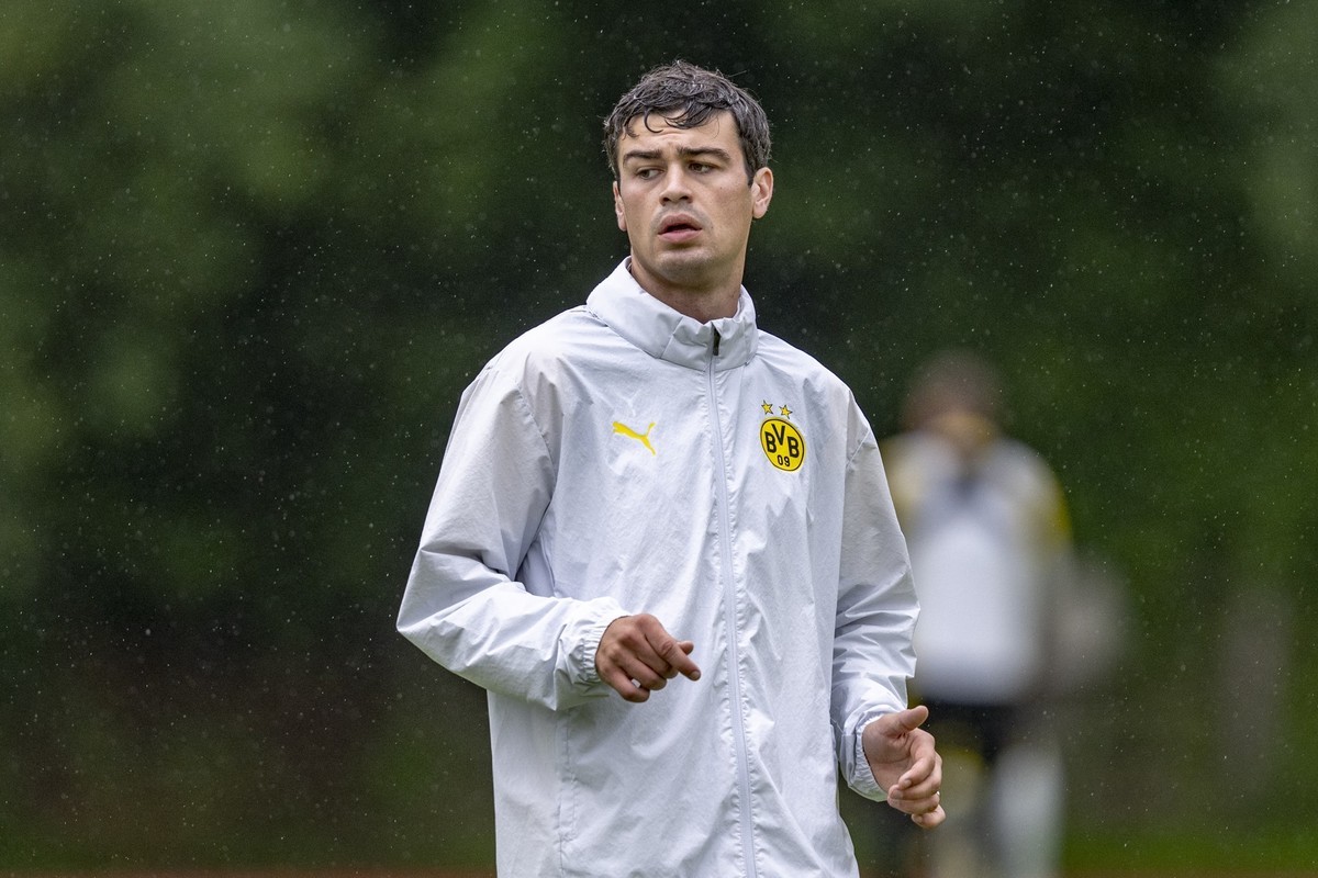 04.08.2025, Österreich, Saalfelden: Fußball: Bundesliga, Trainingslager Borussia Dortmund: Giovanni Reyna reagiert. Foto: David Inderlied/dpa - WICHTIGER HINWEIS: Gemäß den Vorgaben der DFL Deutsche F ...
