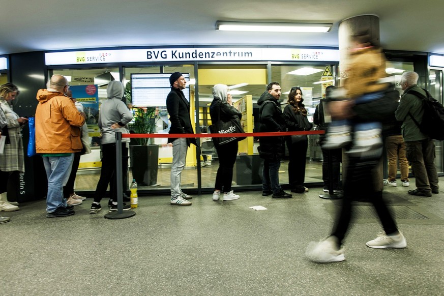 dpatopbilder - 30.04.2023, Berlin: Menschen stehen in einer Schlange am BVG-Servicecenter am Bahnhof Zoo. Kurz vor dem Start am Montag hat das neue Deutschlandticket in Berlin noch einmal großes Inter ...