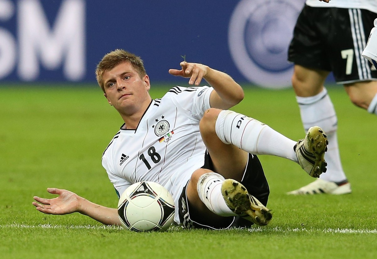firo Fußball,Fussball, 28.06.2012 Euro EM 2012 Europameisterschaft Deutschland - Italien, GER - ITA, M30, 1/2-Finale, semifinal, Halbfinale, 1:2 Toni Kroos, GER, ganze Figur, am Boden, Enttäuschung, E ...