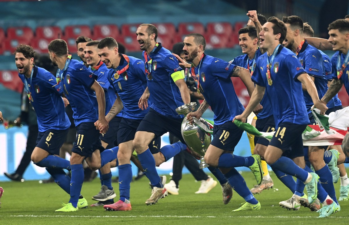 11.07.2021, Gro�britannien, London: Fu�ball: EM, Italien - England, Finalrunde, Finale im Wembley Stadion. Italiens Mannschaft feiert mit der Troph�e nach dem Sieg. Italien gewinnt das Finale im Elfme ...
