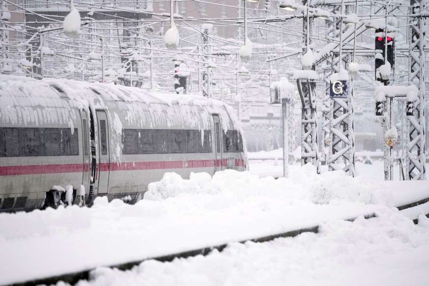 02.12.2023, Bayern, München: Ein ICE steht nach starkem Schneefall am Hauptbahnhof. Schnee und Eis haben im Süden Bayerns auf den Straßen und bei der Bahn für Chaos gesorgt. Foto: Matthias Schrader/AP ...