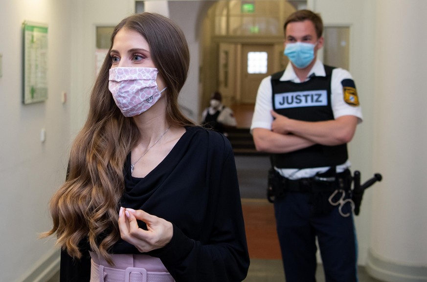 25.06.2020, Bayern, München: Cathy Hummels, Influencerin, kommt vor Verhandlungsbeginn im Oberlandesgericht in den Gerichtssaal zur Berufungsverhandlung im Rechtsstreit um Schleichwerbung. Die Organis ...