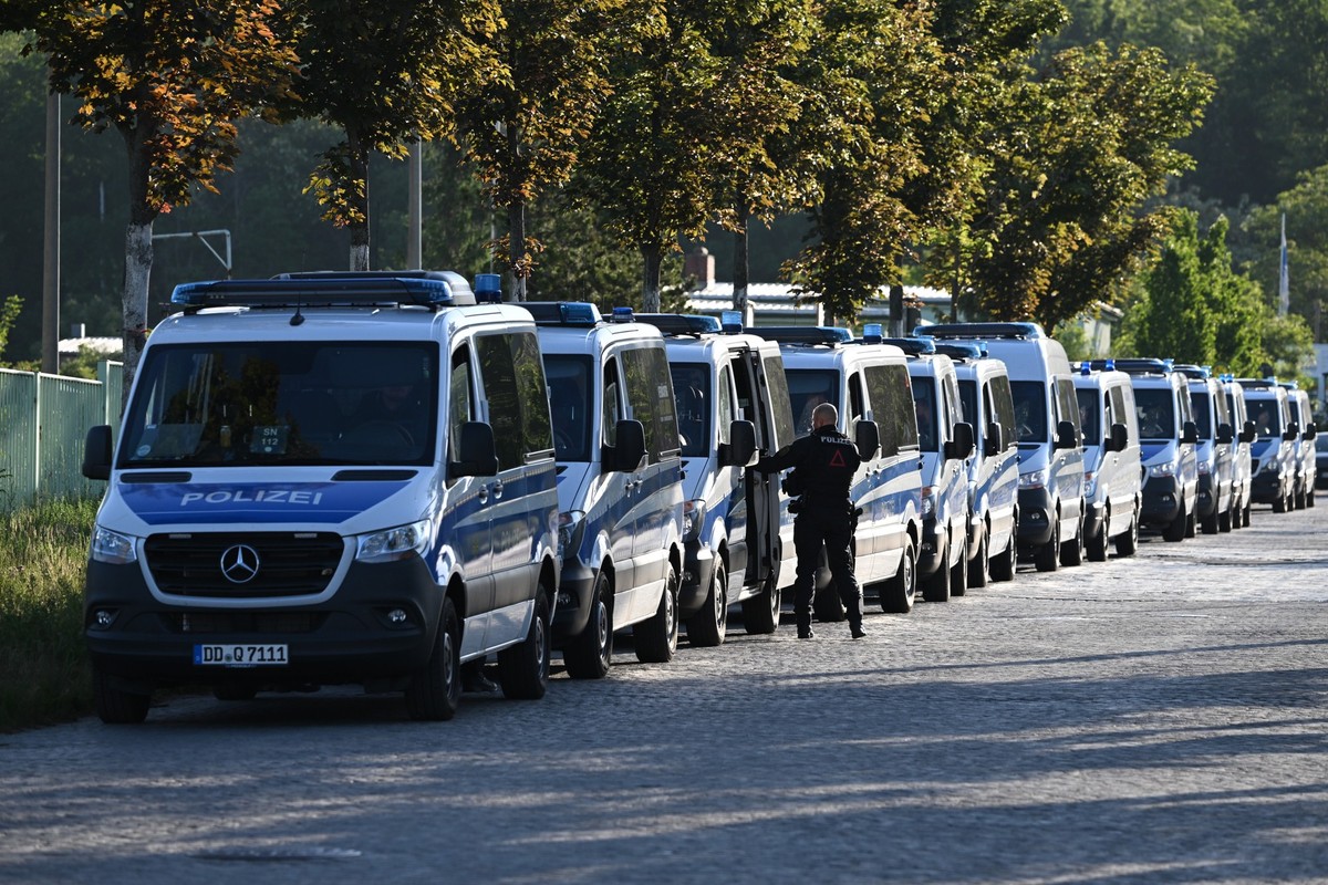 31.05.2023, Sachsen, Dresden: Polizeiautos stehen vor Beginn der Urteilsverkündung gegen Lina E. und drei Männer vor dem Oberlandesgericht (OLG) Dresden. Die Gruppe aus der linksextremistischen Leipzi ...
