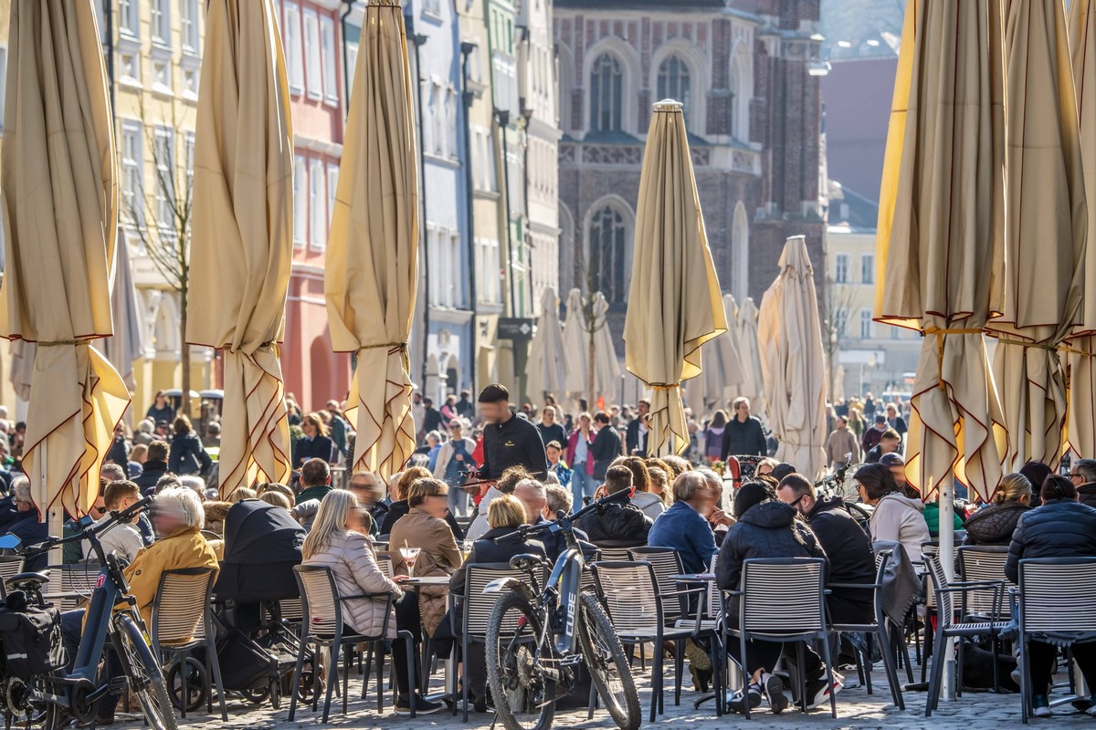 Frühling in Landshut, volle Cafes in der Altstadt, Landshut, März 2025 Deutschland, Landshut, März 2025, Frühling in der Altstadt, großer Andrang im Eiscafe Panciera in der Innenstadt, die Außenterras ...