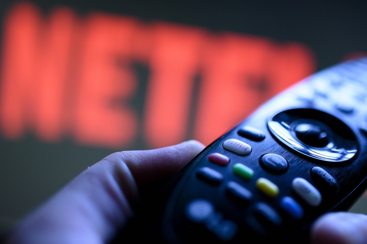 Netflix 25 Jahre Netflix, Das Netflix Logo auf einem Smartphone, Tablet, oder Fernseher, Remscheid Nordrhein-Westfalen Deutschland *** Netflix 25 years Netflix, The Netflix logo on a smartphone, table ...