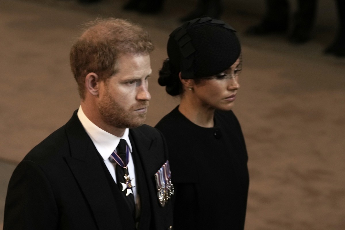 14.09.2022, Gro�britannien, London: Prinz Harry, Herzog von Sussex, und Meghan, Herzogin von Sussex, verlassen nach einem Gottesdienst zur Aufbahrung des Sarges von K�nigin Elizabeth II. die Westminst ...