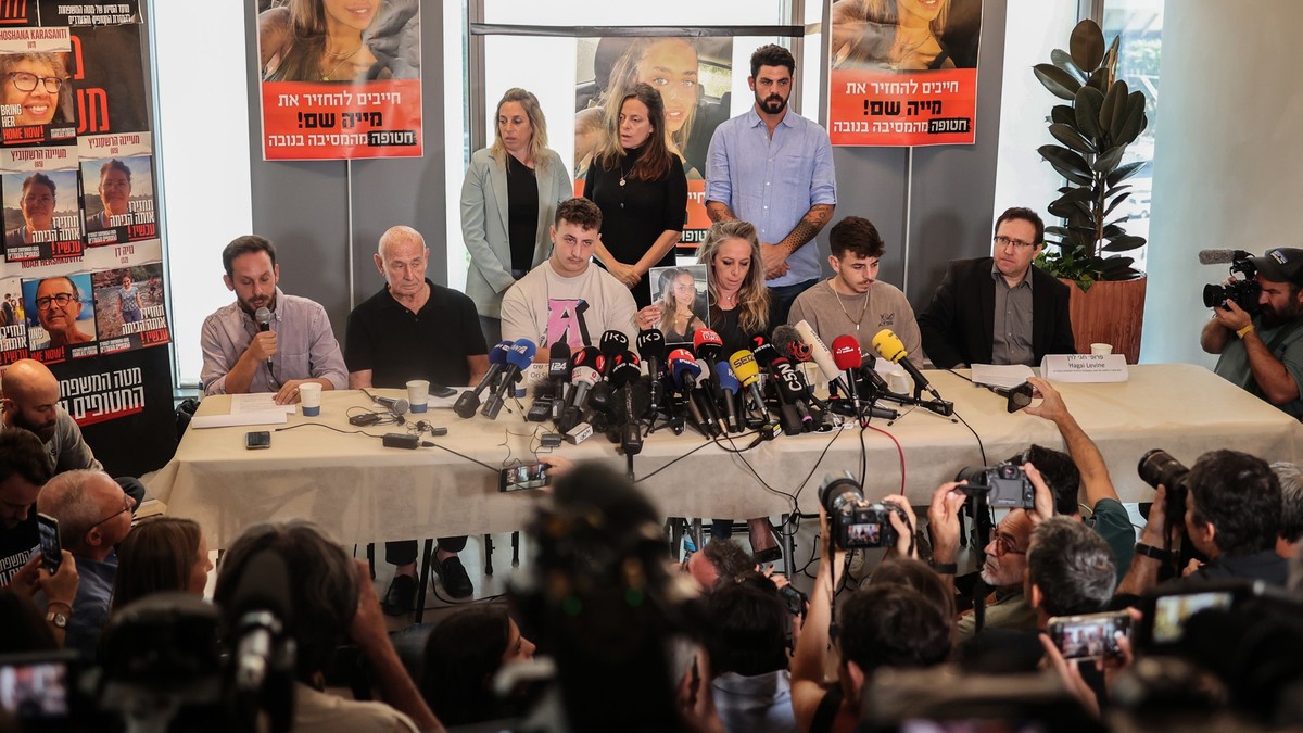 17.10.2023, Israel, Tel Aviv: Keren Shem (3.v.r), die Mutter der entführten Mia Shem, gibt nach der Veröffentlichung eines Videos durch die Hamas eine Erklärung gegenüber der Presse ab. Die Hamas hatt ...