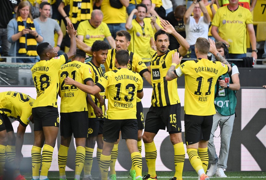 Jubel BVB 1:0, v.re., Marco Reus Borussia Dortmund, Mats Hummels Borussia Dortmund, Thomas Meunier Borussia Dortmund, Raphael Guerreiro Borussia Dortmund, Karim Adeyemi Borussia Dortmund, Donyell Male ...