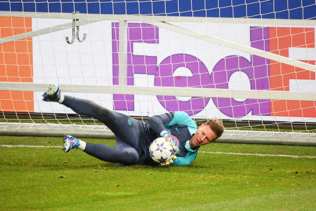 Fu�ball Herren Saison 2023-2024 UEFA Champions League I 4. Spieltag Training im Volksparkstadion I FC Barcelona, Barca 06.11.2023 Marc-Andre ter Stegen 1, FC Barcelona pariert den Ball. Hamburg Volksp ...