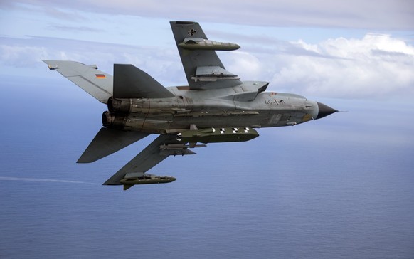 ARCHIVE - 28/03/2017, Afrique du Sud, Bredasdorp : La photo publiée par la Bundeswehr montre un avion de chasse Tornado IDS ASSTA 3.0, équipé du missile guidé Taurus, qui a été utilisé dans le cadre de l'exercice...