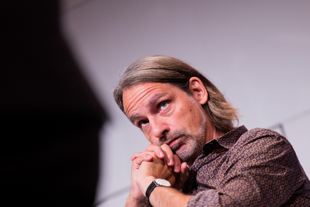 24.10.2022, Nordrhein-Westfalen, K�ln: Richard David Precht, Philosoph und Publizist, sitzt im Rahmen des Literaturfestivals lit.Cologne Spezial auf der B�hne in der Flora. Foto: Rolf Vennenbernd/dpa  ...