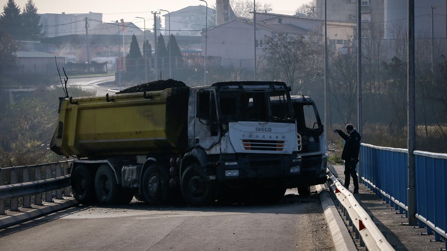 セルビアはコソボとの紛争でバリケードを解体